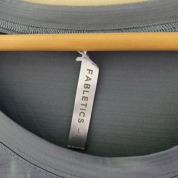 Women’s Fabletics Gray Short Sleeve Workout Athletic Tee Size Large - Picture 4 of 5